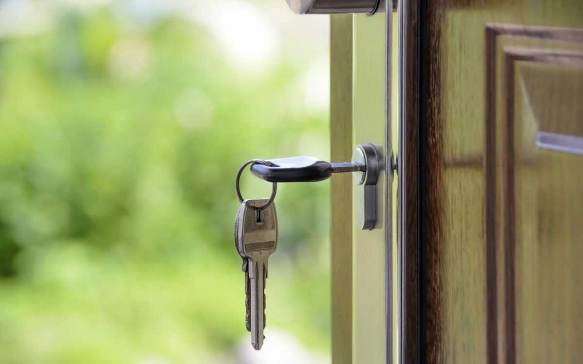 Clé tournée dans la serrure d'une porte qui s'ouvre