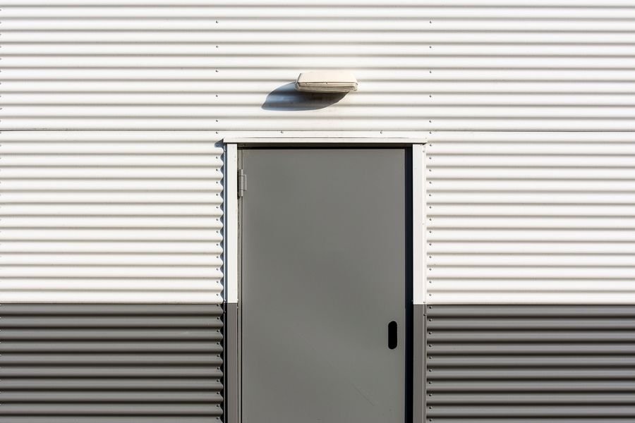 Bloc-porte en acier posé sur un bâtiment