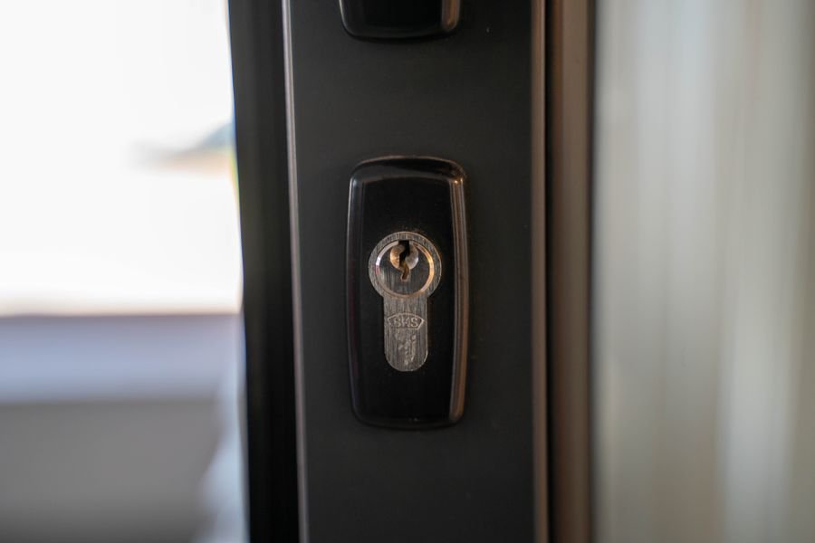 Cylindre européen sur une porte en acier noir